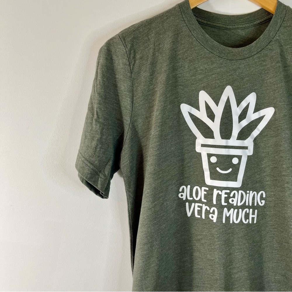Women’s Bella Canvas Unisex Aloe Reading Vera Much Graphic T-shirt Size M